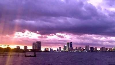 Varios residentes de diferentes partes de Florida publicaron en sus redes sociales diversas fotografías del exrtraño pero hermoso color púrpura que tomó el cielo tras el paso Dorian.