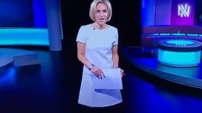 Momento en el que Emily Maitlis sale al aire 'sin piernas'.