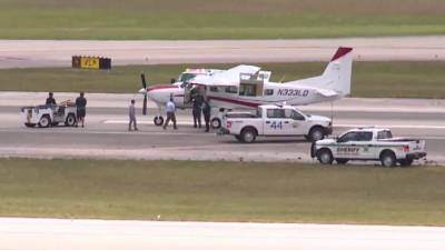 En la avioneta Cessna 208 de un solo motor viajaban solamente el piloto y el pasajero que acabó al mando de la aeronave. Fotografía: Cortesía WPTV.