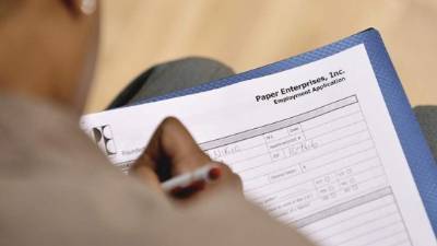 Una mujer rellenando una planilla de trabajo en un centro comunitario de Nueva York.