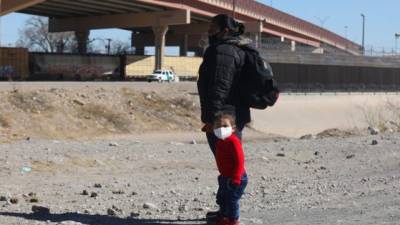 El programa migratorio de Trump obligaba a los migrantes esperar respuesta en Ciudad Juárez, frontera con México.