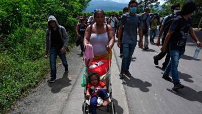 La caravana migrante salió anoche de San Pedro Sula, Honduras. Foto: AFP