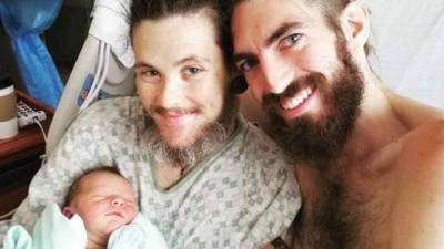 Stephan Gaeth y Wyley Simpson junto a su hijo Rowan.