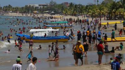 El recorrido en lancha y en la tradicional banana no faltó en el itinerario de actividades que realizaron los veraneantes a su llegada a las bellas ciudades de Tela, La Ceiba, Puerto Cortés y Omoa. Sexis chicas y chicos aprovecharon el cálido clima para lucir su tonificado cuerpo en diminutos trajes de baño.