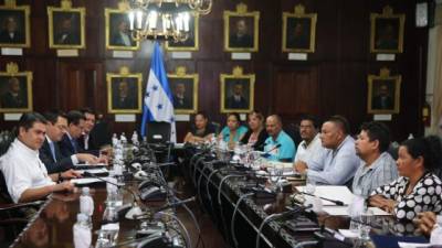 El presidente Juan Orlando Hernández en la reunión de ayer con vendedores de los mercados capitalinos.