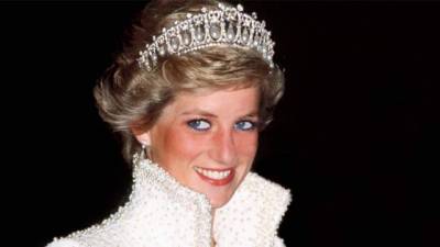 El 31 de agosto de 1997, la princesa Diana murió en un accidente de automóvil en París. Durante una semana, hasta su multitudinario funeral, el Reino Unido se sumió en un duelo sin precedentes que hizo tambalear la monarquía.