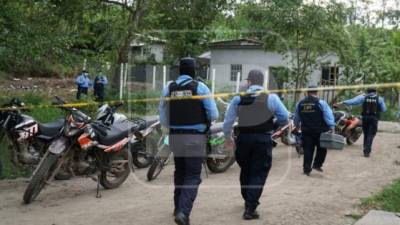 Policías hondureños custodian una escena de crimen. Foto: LA PRENSA