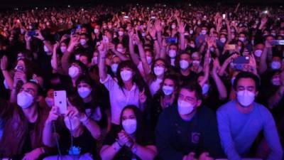 Foto del 27 de marzo de 2021: espectadores esperan el inicio de un concierto de música en el Palau Sant Jordi de Barcelona. Foto: AFP