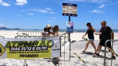 Varias personas pasean por la playa en Guarujá, San Pablo (Brasil).