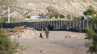 Un fragmento de un muro de acero construido en la frontera.