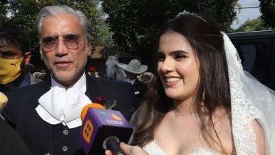 El cantante mexicano Alejandro Fernández acompañó a su hija Camila a su llegada a la iglesia.