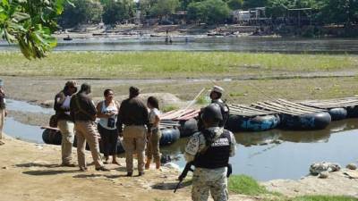 Miembros de la Guardia Nacional y del Instituto Nacional de Migración de México vigilan el paso de personas en el Río Suchiate, en la ciudad de Tapachula, en el estado de Chiapas, fronterizo con Guatemala.