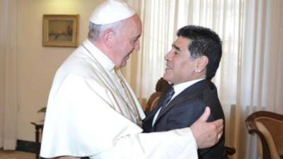Cuando Francisco supo que Maradona había fallecido rezó por él y envió un rosario a su familia, junto a algunas palabras de consuelo.