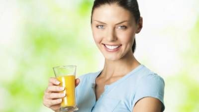 Se debe moderar el consumo de jugo de naranja y consumir más frutas y verduras para evitar el melanoma.