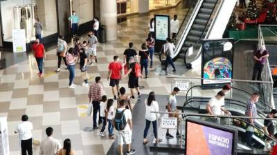 Miles de personas se movilizaron a comprar a los centros comerciales durante el fin de semana. Fotos: Amílcar Izaguirre