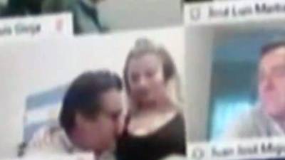En el video se le ve al diputado besando un pecho a su pareja.