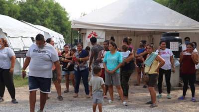 Mujeres migrantes esperan en un campamento a la orilla del río Bravo en la ciudad de Matamoros, en el estado de Tamaulipas.