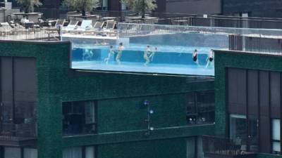 La piscina del complejo residencial Embassy Gardens en Londres. (AFP)