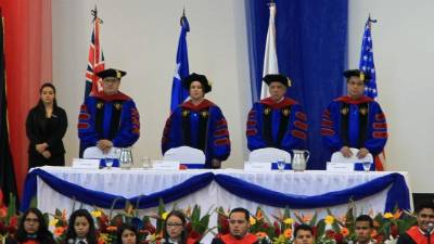 Las autoridades académicas Léster López, Ana Lafitte, Julio Escoto, que fue el padrino de la graduación y Marlon Brevé.