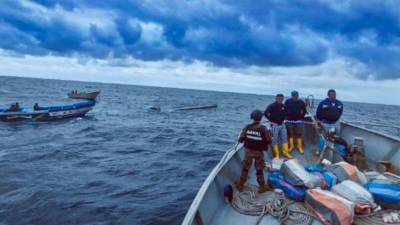 Los supuestos traficantes hundieron la embarcación pero la Fuerza Naval de El Salvador logró recuperar la droga, según informó Bukele.