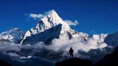 El monte Everest es la montaña más alta de la superficie del planeta Tierra.