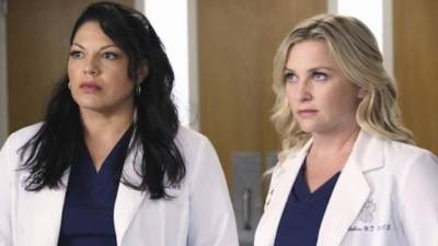 La actriz Sara Ramírez y su compañera Jessica Capshaw.