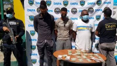 Los detenidos fueron presentados por las autoridades.