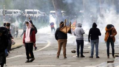 La mayoría de los concentrados trataron de interponerse. (EFE)