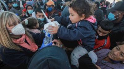 Migrantes esperan informes de su acceso a Estados Unidos desde la garita El Chaparral, en la ciudad de Tijuana, en el estado de Baja California (México). EFE/Joebteh Terriquez