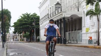 Un ciclista pasea este sábado por una calle vacía en la ciudad boliviana de Santa Cruz.