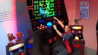 Jason Camberis es un ingeniero aficionado a los videojuegos.