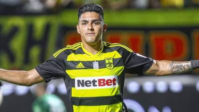 Luis Palma anotó golazo en la Superliga de Grecia en duelo donde se enfrentó a Deybi Flores