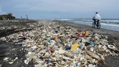 El problema de la basura que el río Motagua arrastra a las playas de Omoa, Honduras, ha sido por varias décadas.