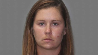 Una maestra fue arrestada luego de que se recibiera una denuncia en la que aseguraban que abusaba de una de sus alumnas.