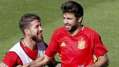 Piqué y Sergio Ramos compartieron por muchos años en el vestuario de la selección de España. Foto EFE-Archivo.