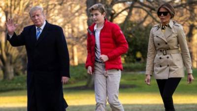 En la imagen, el expresidente de Estados Unidos Donald J. Trump, la ex primer dama Melania Trump y su hijo menor Barron Trump.