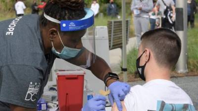 Un hombre recibe una vacuna contra el covid-19 durante un evento de vacunación a residentes del Distrito de Columbia.