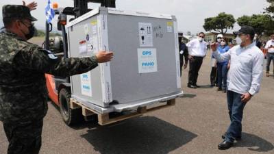 Juan Orlando Hernández en la llegada de vacunas a la base aérea de Tegucigalpa.