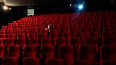Un hombre ocupa una butaca en una sala de cine vacía.