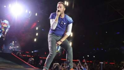 El líder de la banda británica Coldplay, Chris Martin, durante un concierto. (EFE)