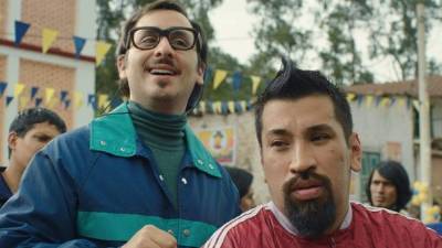 Fotograma cedido hoy, 7 de diciembre de 2016, del actor y presentador de televisión Aldo Miyashiro (d) durante la película 'Calichín'. EFE/CINE 70