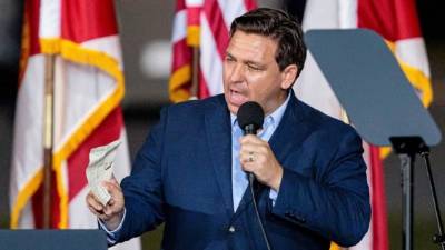 El gobernador de Florida, Ron DeSantis, quien firmó esta semana la 'Ley de alarma de seguridad para niños' (SB 252).