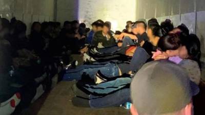 Fotografía cedida por la Oficina de Aduanas y Protección Fronteriza (CBP) donde aparecen los inmigrantes indocumentados que iban en el interior de un camión comercial de carga interceptados durante una fallida operación de contrabando humano. EFE/CBP