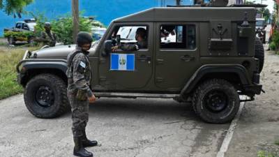 Guatemala desplegó policías para capturar a los migrantes hondureños de la caravana.
