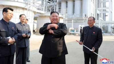 El líder norcoreano Kim Jong Un inauguró el viernes una fábrica de fertilizantes, en su primera aparición pública después de semanas de especulaciones sobre su salud.