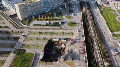 Se abre enorme socavón en estacionamiento en Italia (Foto AFP).