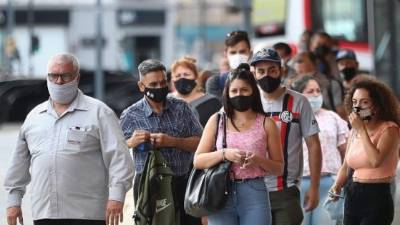 Varias personas protegidas con tapabocas como medida contra la covid-19.