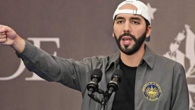 El Salvador y el bitcóin, ¿un pionero arriesgado?El presidente salvadoreño, Nayib Bukele, se ha caracterizado por ser un gobernante poco convencional en algunos sentidos, pero en cuestión de economía dio esta semana un verdadero salto al vacío: el bitcóin será moneda corriente y legal en su país, medida única en el mundo.La Asamblea Legislativa, de mayoría oficialista, le siguió la corriente al mandatario y aprobó la denominada Ley Bitcóin, que tiene como objeto la regulación de la criptomoneda (pero solo de esa, por ahora) como moneda de curso legal, ilimitado en cualquier transacción y a cualquier titulo que la personas naturales o jurídicas públicas, o privadas requieran realizar.Lo que falta por ver es qué tanto calado tiene esta medida en un país como El Salvador, con una informalidad económica muy alta y una bancarización de menos de la mitad de su población.