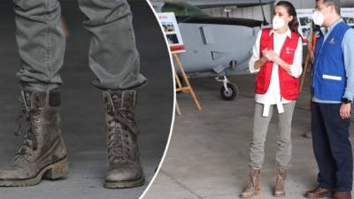 Su majestad doña Letizia llegó a Honduras para entregar por parte de España ayuda humanitaria a los daminificados por los huracanes Eta y Iota. Letizia aterrizó ayer en La Ceiba y al bajar del avión lució un austero outfit, lo que ha sorprendido en redes sociales.La reina Letizia de España inició su agenda en Honduras luciendo un sencillo atuendo compuesto por jeans, blusa blanca, botas de trabajo y el chaleco de la Agencia Española de Cooperación Internacional para el Desarrollo. Sin joyas ni ostentaciones, la monarca entregó este martes 120 toneladas de ayuda humanitaria.