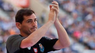Casillas se deshizo en agradecimientos a los clubes por los que ha pasado, a sus compañeros y también a sus rivales, así como, sobre todo, a su familia.